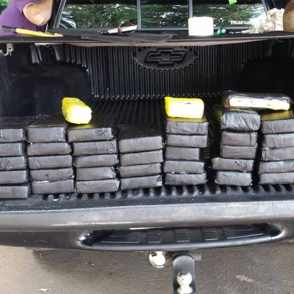 Quase 60 kg de cocaína são apreendidos em fundo falso de caminhonete