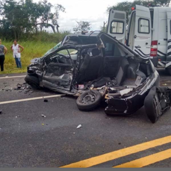 Passageira de carro morre em colisão na rodovia SP-333