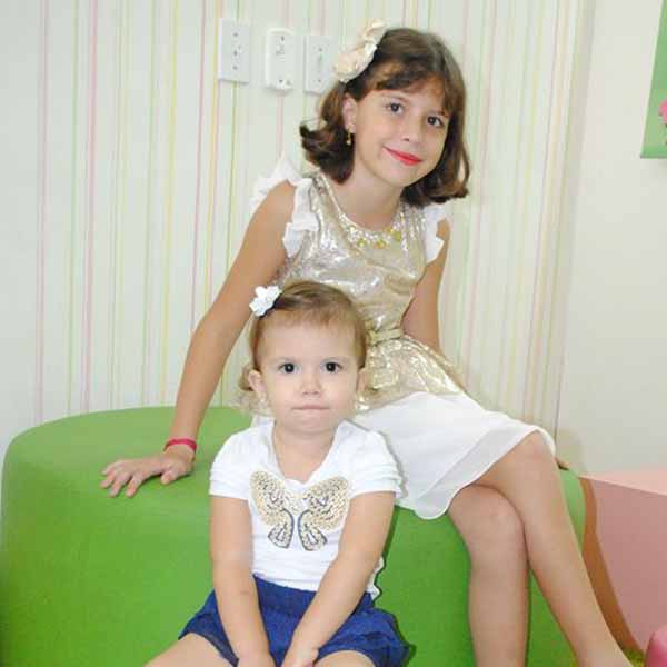 Irmãs Evelin e Beatriz vestem as novidades do Planeta Kids