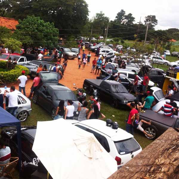 Encontro de carros rebaixados reúne quase 2 mil pessoas  em Paraguaçu