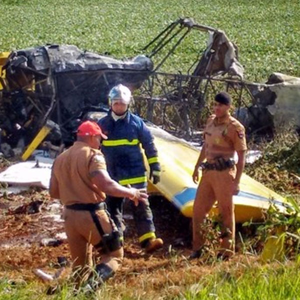Avião cai sobre Kombi e causa mortes