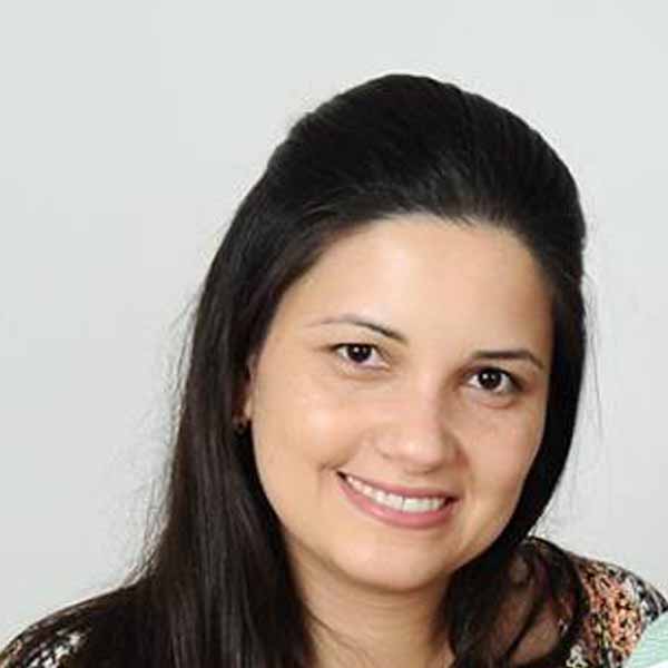 Adriana recebe os parabéns nesta quarta-feira
