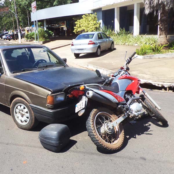 Motociclista fica com perna prensada entre moto e carro ao ser 'fechado' por motorista