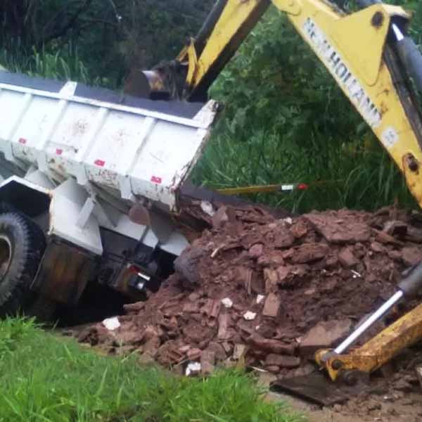 Ponte de madeira desaba com caminhão em Garça
