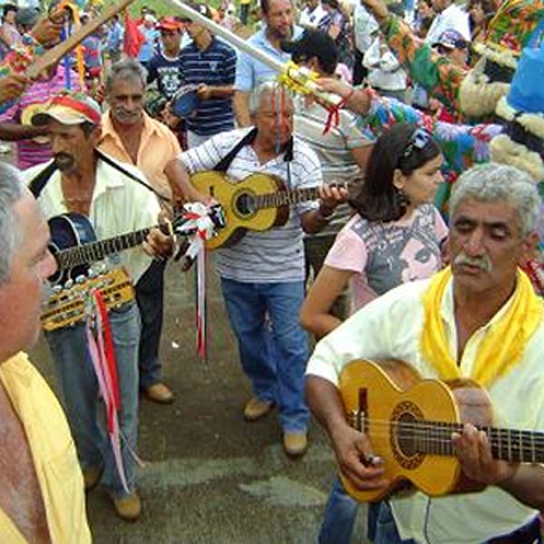 Bandeiras voltam a se encontrar para manter viva a tradição da Folia de Reis em Paraguaçu