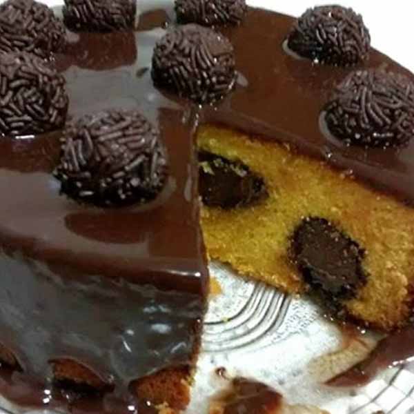 Bolo de cenoura recheado