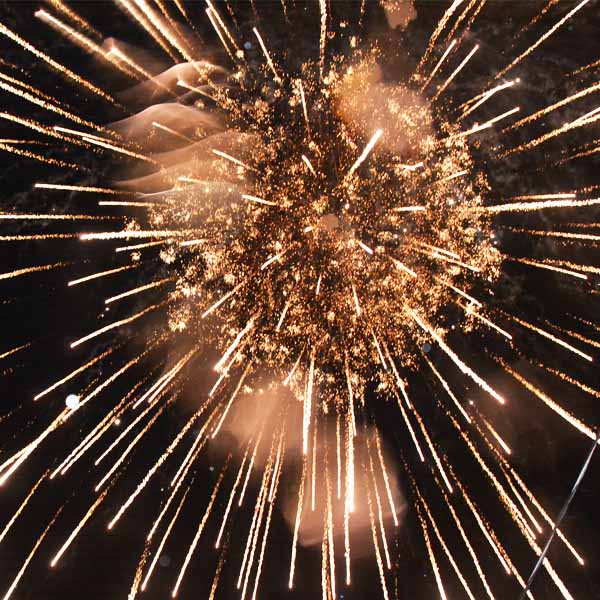 Mesmo com chuva, Festa da Virada conta com show, sorteios e queima de fogos