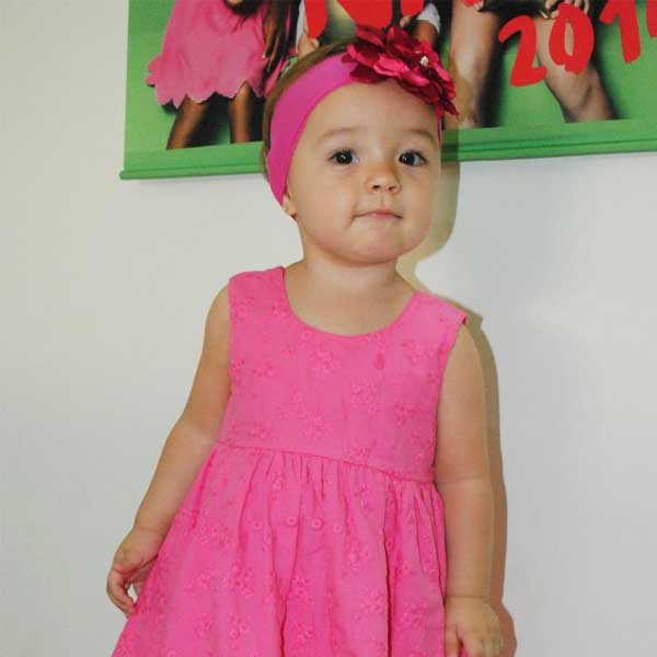 Princesinha Alice posa para as fotos com as novidades do Planeta Kids