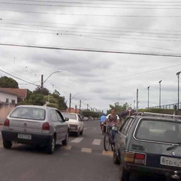 Novo semáforo da Avenida Brasil começa a ser instalado