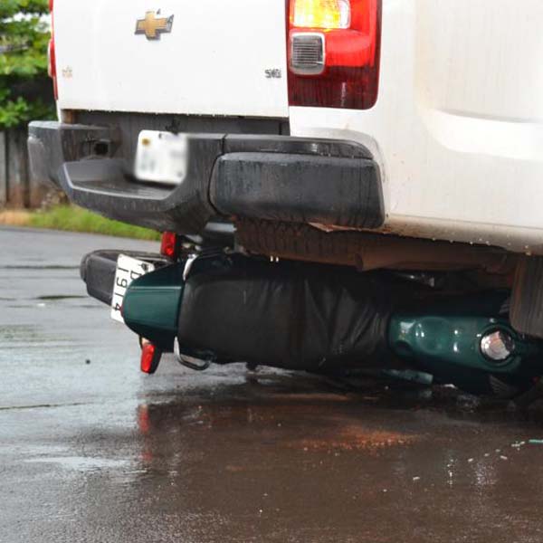 Motociclista vai parar embaixo de caminhonete em acidente na Av. Siqueira Campos