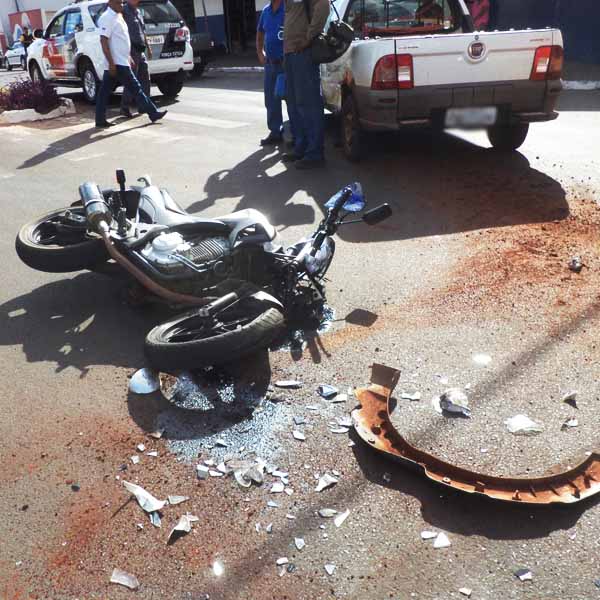 Motociclista fica ferido ao ser ‘fechado’ por veículo na Vila Nova
