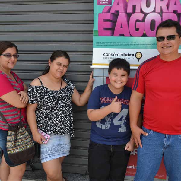 Cliente chega às 12h para começar fila para aproveitar liquidação do Magazine Luiza