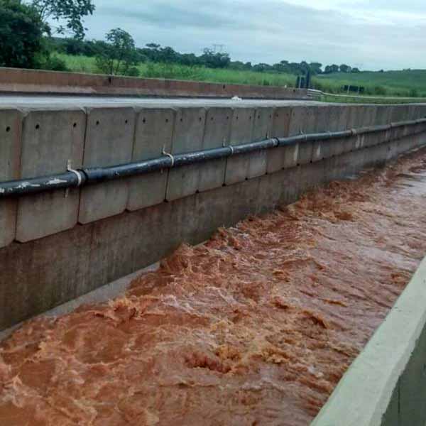Após fortes chuvas, acessos alternativos são utilizados para se deslocar às usinas e cidades