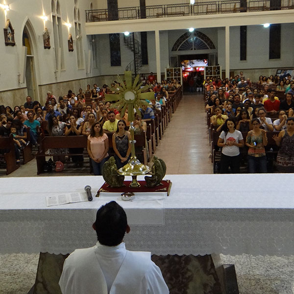 Louvor PARE na igreja Matriz