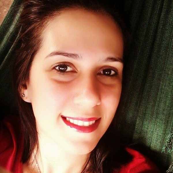 Priscila Bastos apaga velinhas