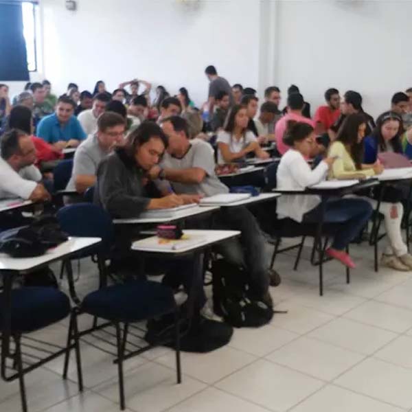 Governo de SP permite ampliar em 10% lotação das salas de aula