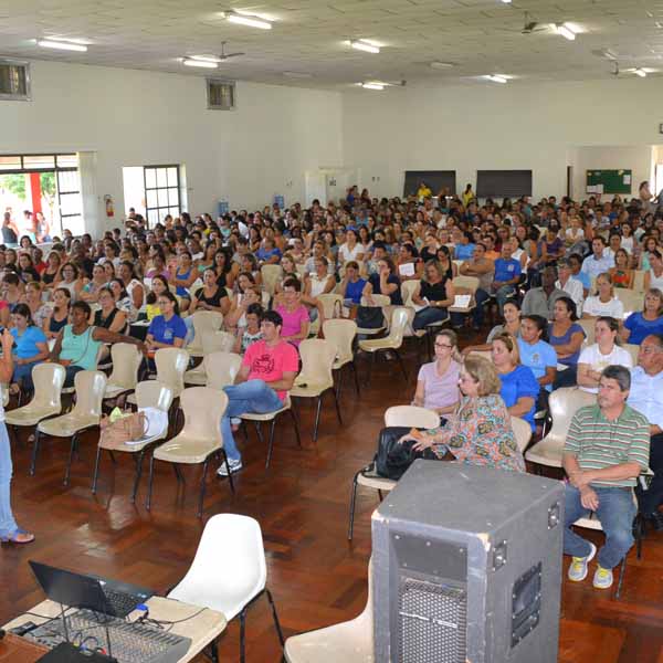 Mais de 1 mil profissionais da educação pública de Paraguaçu Paulista se reúnem