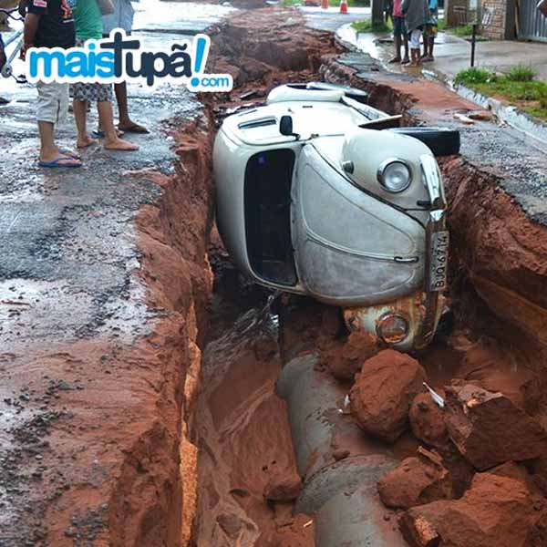 Chuva abre cratera em obra da Prefeitura e engole carro em Tupã