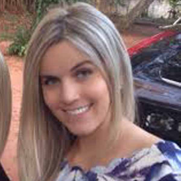 Andreza Maróstica apaga mais um velinha