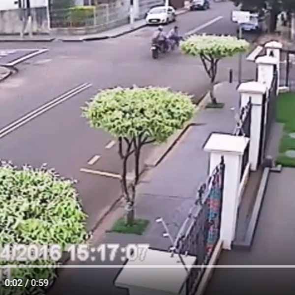Câmera de segurança flagra acidente entre moto e bicicleta no centro de Paraguaçu