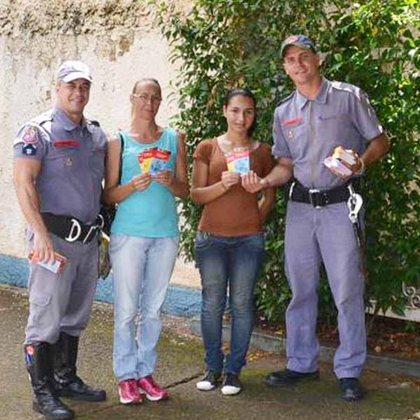 Corpo de Bombeiros sai às ruas de Paraguaçu Paulista para conscientizar população