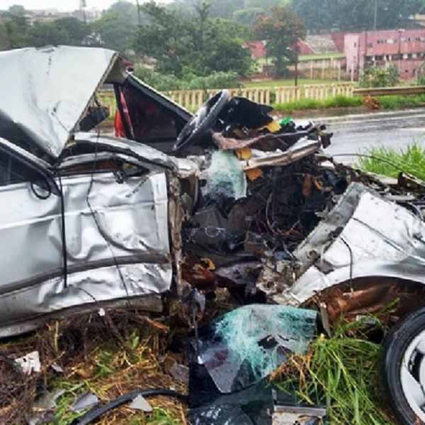 Motorista é arremessado para fora do carro em colisão na Raposo Tavares