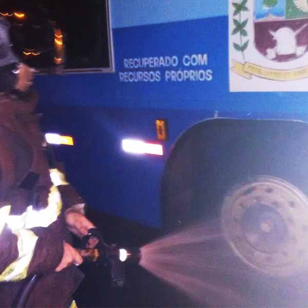 Princípio de incêndio assusta motorista e passageiros de ônibus escolar de Lutécia