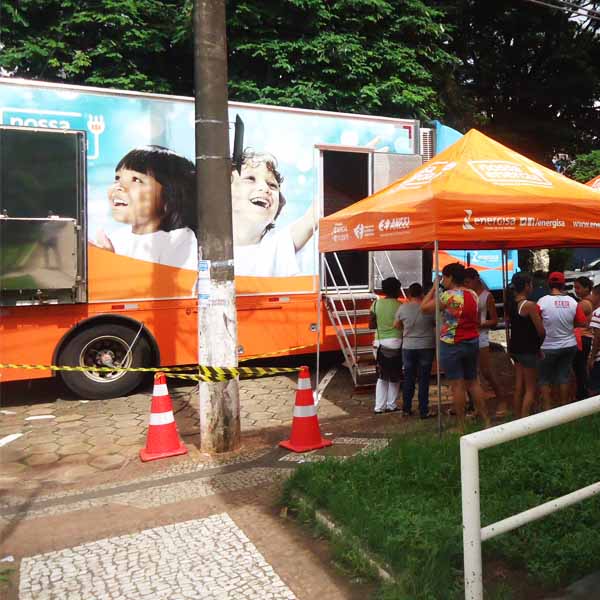Projeto Nossa Energia realiza troca de lâmpadas e sorteio de geladeiras
