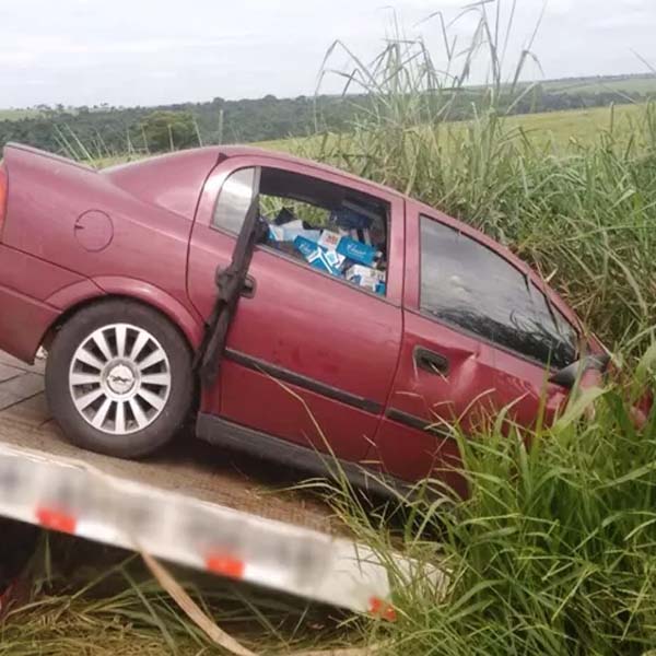 Polícia apreende 10 mil maços de cigarros sem nota em carro capotado, em Rancharia