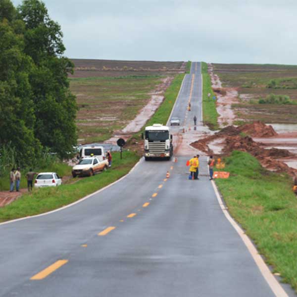 Curvas de nível se rompem e barro invade Vicinal Carlos Arruda Garms