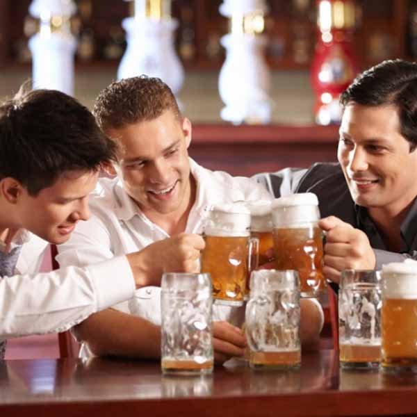 Homens precisam beber com os amigos duas vezes por semana, diz estudo