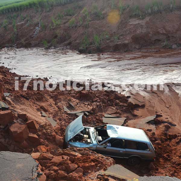 Mesmo com barreira de impedimento e placas de alerta, carro cai em cratera na vicinal Borá/Quintana