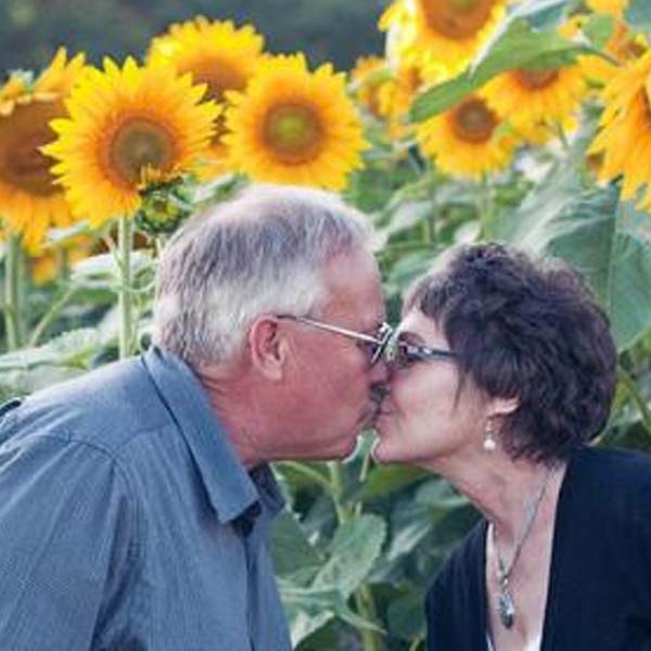 Homem planta milhares de girassóis após morte da esposa