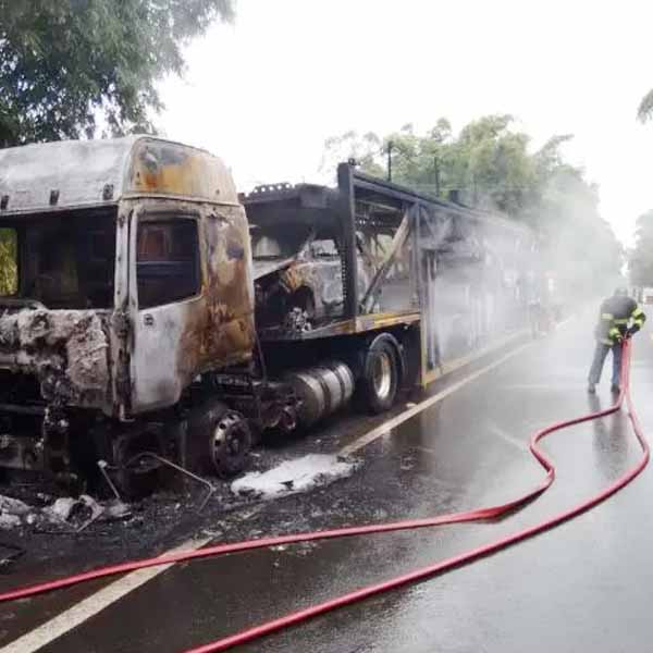 Caminhão cegonha pega fogo em rodovia de Assis