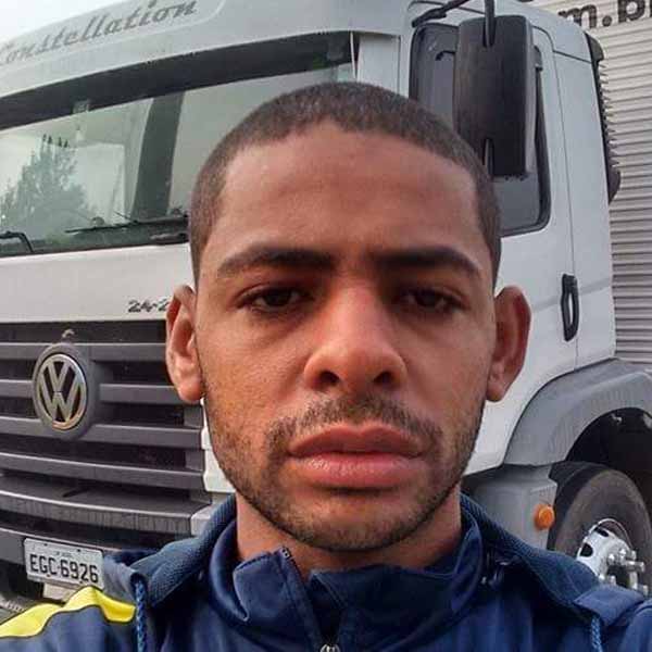 Motociclista morre após colidir contra carro e ter perna decepada