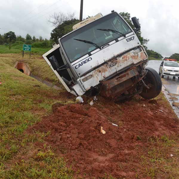 Caminhão de coleta de lixo invade canteiro do trevo da entrada de Paraguaçu Paulista