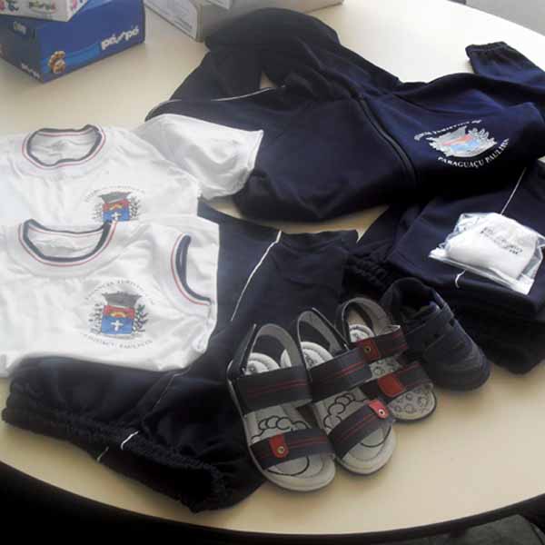 Educação entrega uniformes e materiais completos para mais de 6 mil alunos da rede municipal