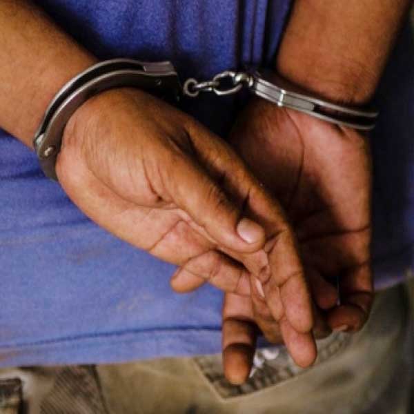 Motorista aparentemente embriagado é detido após colidir carro contra portão e se evadir