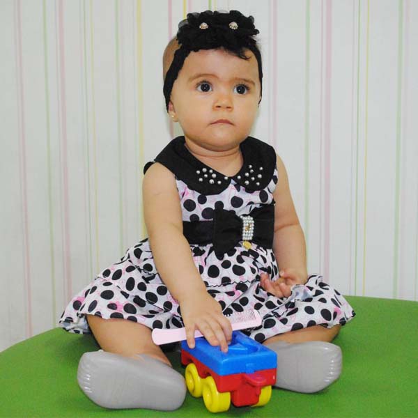 Marina veste as novidades do Planeta Kids para sessão fotográfica