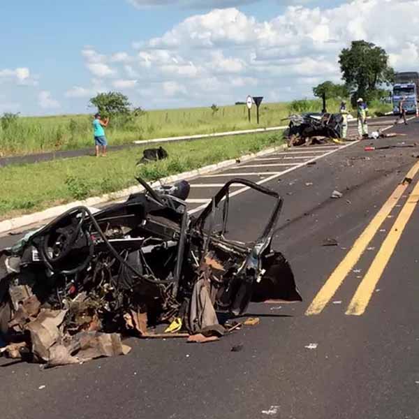Carro se parte ao meio após ser atingido por caminhão em rodovia