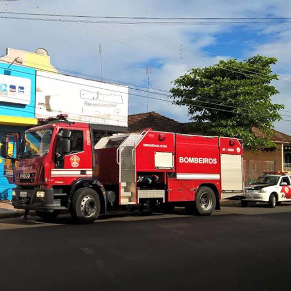 Bombeiros são acionados para atender princípio de incêndio em lanchonete
