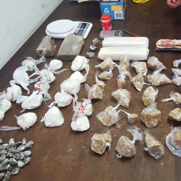 Drogas que haviam acabado de chegar para o tráfico são apreendidas com quatro indivíduos