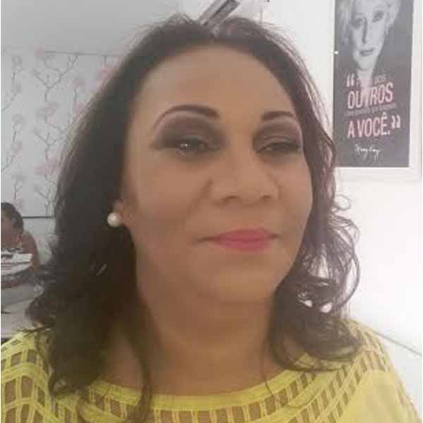 Edila apaga mais uma velinha nesta terça-feira
