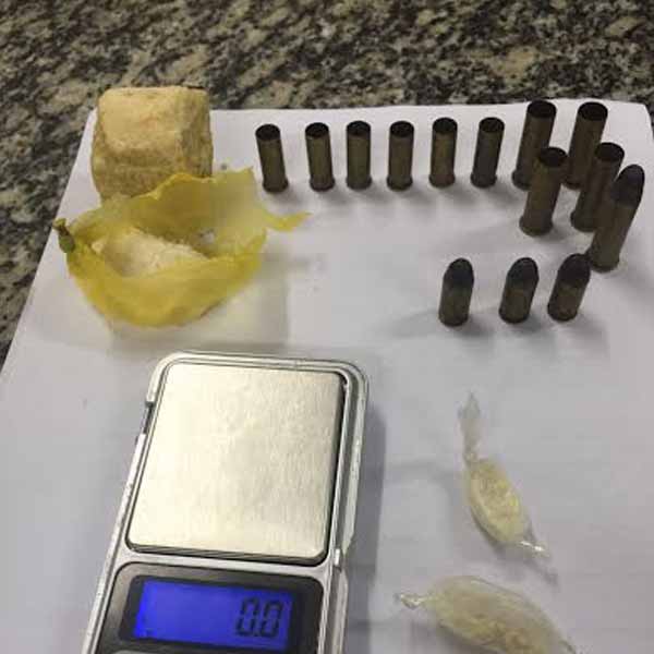PM apreende drogas e leva acusado de tráfico para a cadeia