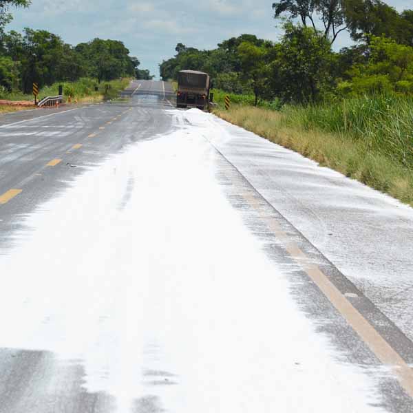 Estouro de pneu faz parte de carga de ureia ficar espalhada pela rodovia