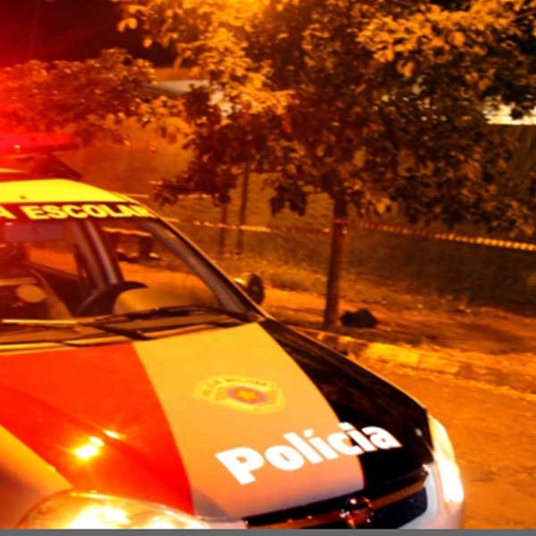 Dupla aterroriza e agride família durante assalto na região