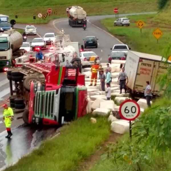Caminhão tomba e atinge dois veículos na rodovia Raposo Tavares