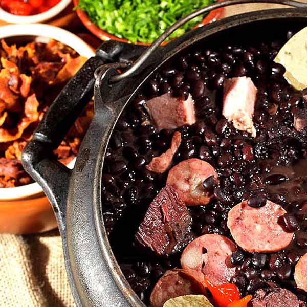 Que tal saborear uma deliciosa feijoada no almoço deste sábado?