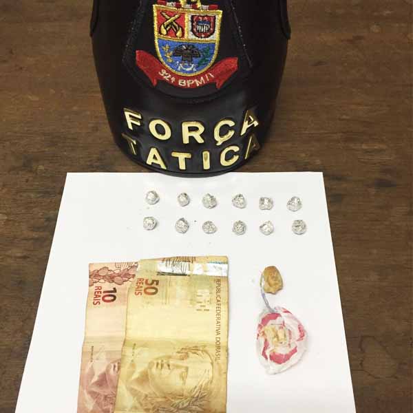 Força Tática flagra homem desenterrando droga em canteiro da Vila Marim