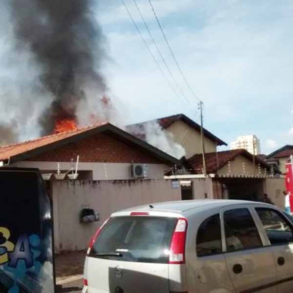 Casa de madeira pega fogo em Assis e fica destruída
